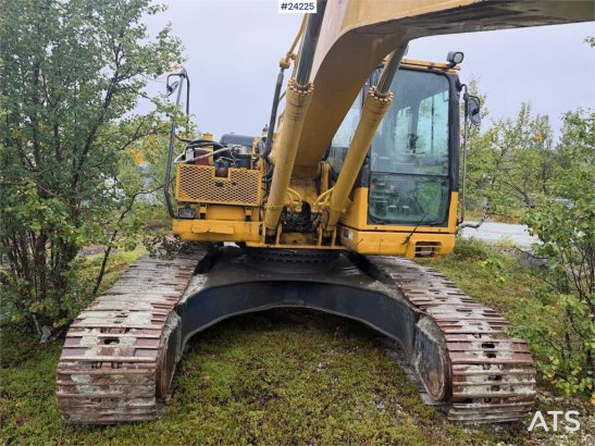 Komatsu PC240LC-7K excavator w/ 2 buckets – prepared for m PC240LC-7K excavator w/ 2 buckets – prepared for m 2005 2 Crawl...