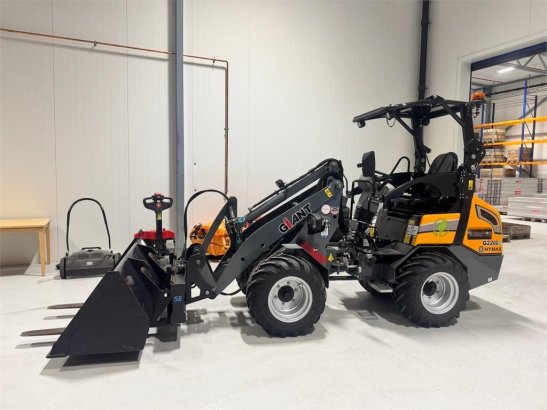 GiANT G2200 Wheel Loader w/ Pallet Forks and 2 Buckets – Giant G2200 Wheel Loader w/ Pallet Forks and 2 Buckets – 2021 2 W...