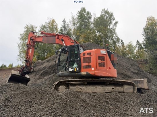 Hitachi ZX225USLC-5B excavator with Rototilt and 2 buckets ZX225USLC-5B excavator with Rototilt and 2 buckets 2013 2 Crawl...