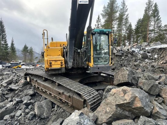 Volvo EC360 BLC Tracked excavator w/ digging bucket and 10058 2004 2 Crawler Excavators image 4