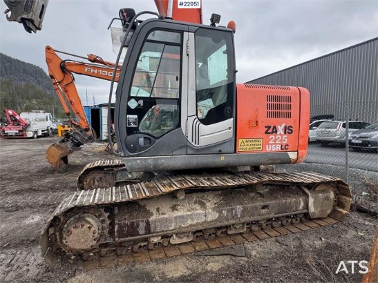 Hitachi ZX225 Tracked excavator with digging bucket – Engi ZX225 Tracked excavator with digging bucket – Engi 2008 2 Crawl...