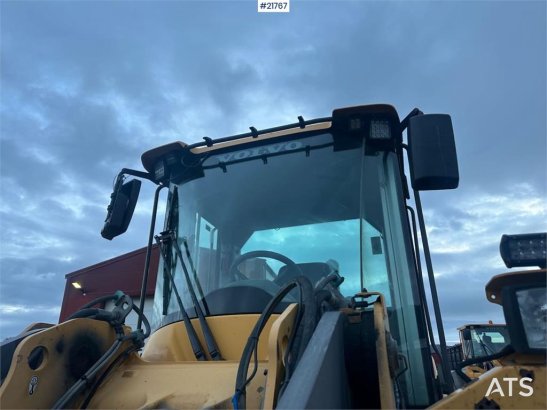 Volvo L90F wheel loader w/ Volvo gravel bucket. WATCH VI 10140 2011 2 Wheel Loaders image 4
