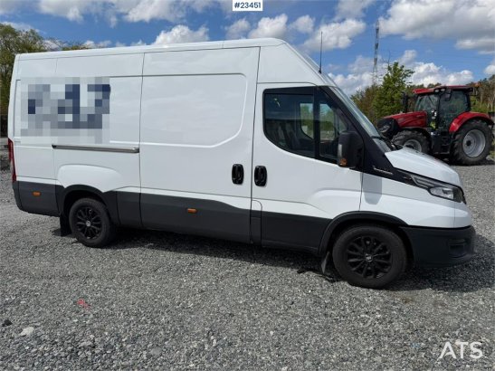 Iveco 35S16 4x2 4-pallet van with 1 sliding door 35S16 4x2 4-pallet van with 1 sliding door 2020 2 Small Vans image 4
