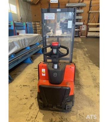 Linde SWE100 Pedestrian Pallet Stacker SWE100 Pedestrian Pallet Stacker 2015 2 Forklift image 4