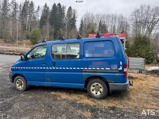 Toyota Hiace 4WD with 2 sets of tires Hiace 4WD with 2 sets of tires 2005 2 Small Vans image 79