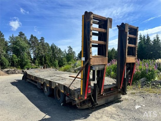 McCauley MAC machinery trailer with hydraulic loading ramps McCauley machinery trailer with hydraulic loading ramps 2011 2...