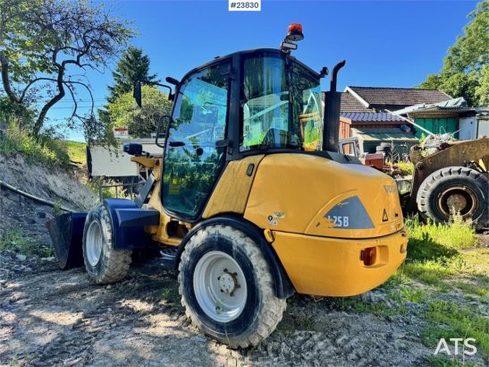Volvo L25B Wheel Loader with Bucket and Pallet Forks L25B Wheel Loader with Bucket and Pallet Forks 2007 2 Wheel Loaders i...