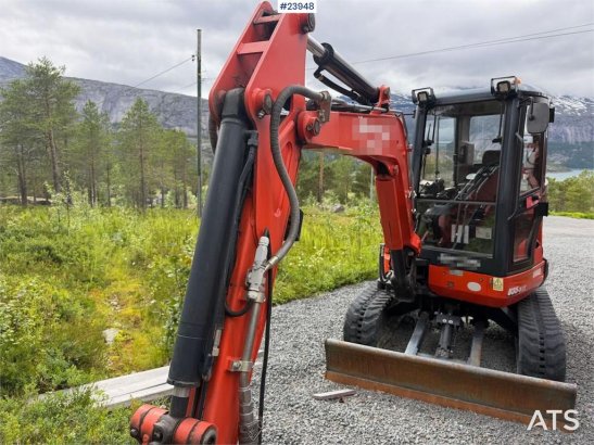 Kubota U35-3 mini excavator with 3 buckets, rototilt, and U35-3 mini excavator with 3 buckets, rototilt, and 2017 2 image 4
