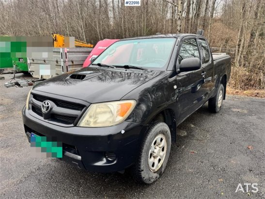 Toyota Hilux 4x4 van – 2 sets of tires! Hilux 4x4 van – 2 sets of tires! 2006 2 Small Vans image 4