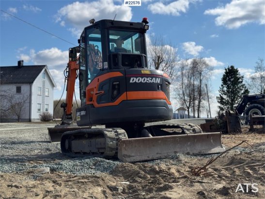Doosan DX50Z-7 mini excavator – 3 buckets – swing boom – Doosan DX50Z-7 mini excavator – 3 buckets – swing boom – 2022 2 i...