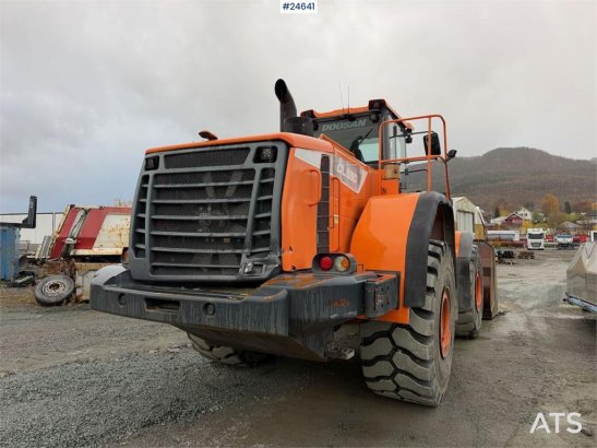 Doosan DL550-5 wheel loader with scale, bucket, and new t Doosan DL550-5 wheel loader with scale, bucket, and new t 2015 2...