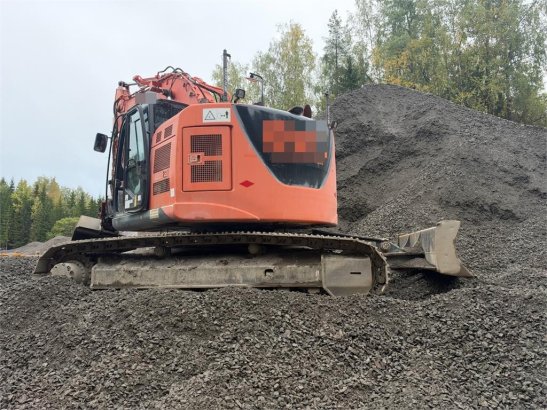 Hitachi ZX225USLC-5B excavator with Rototilt and 2 buckets ZX225USLC-5B excavator with Rototilt and 2 buckets 2013 2 Crawl...