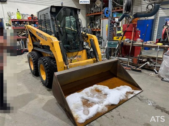 Mustang 220R compact loader w/leveling bucket and pallet f Mustang 220R compact loader w/leveling bucket and pallet f 2016...