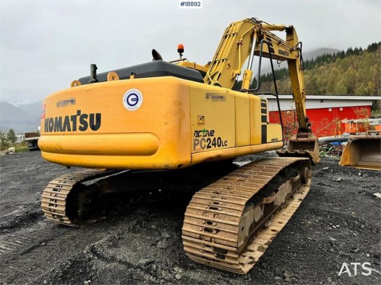 Komatsu PC240LC-6K Crawler Excavator w/ Digging Bucket. PC240LC-6K Crawler Excavator w/ Digging Bucket. 2001 2 Crawler Exc...
