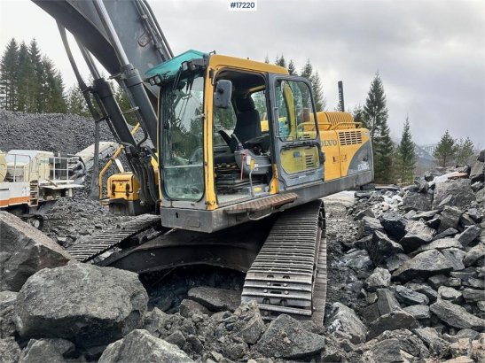 Volvo EC360 BLC Tracked excavator w/ digging bucket and 10058 2004 2 Crawler Excavators image 20