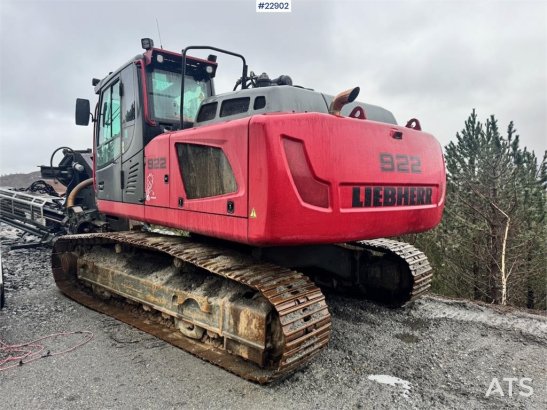 Liebherr R922 crawler excavator with digging bucket and 201 R922 crawler excavator with digging bucket and 201 2014 2 Craw...