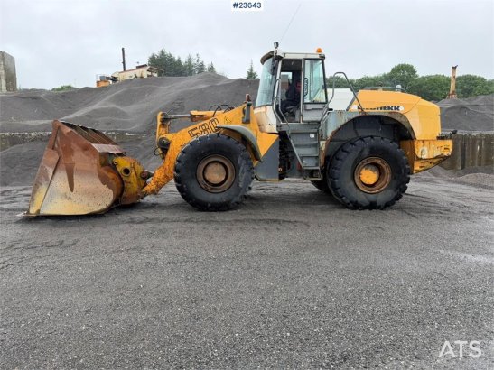 Liebherr L580 wheel loader with a gravel bucket, tooth buck L580 wheel loader with a gravel bucket, tooth buck 2006 2 Whee...