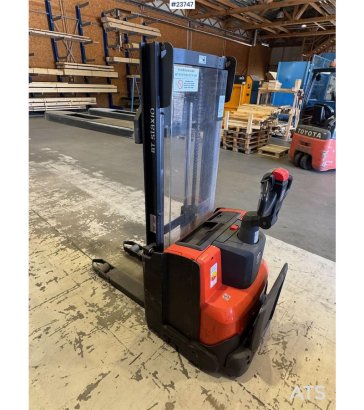 Linde SWE100 Pedestrian Pallet Stacker SWE100 Pedestrian Pallet Stacker 2015 2 Forklift image 5