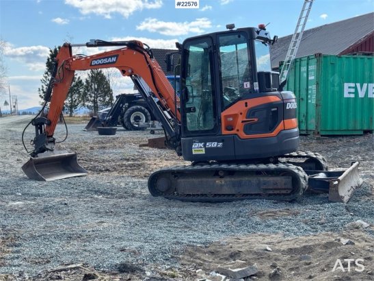 Doosan DX50Z-7 mini excavator – 3 buckets – swing boom – Doosan DX50Z-7 mini excavator – 3 buckets – swing boom – 2022 2 i...