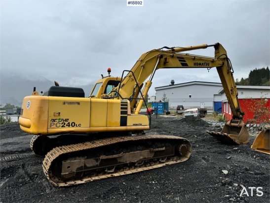 Komatsu PC240LC-6K Crawler Excavator w/ Digging Bucket. PC240LC-6K Crawler Excavator w/ Digging Bucket. 2001 2 Crawler Exc...
