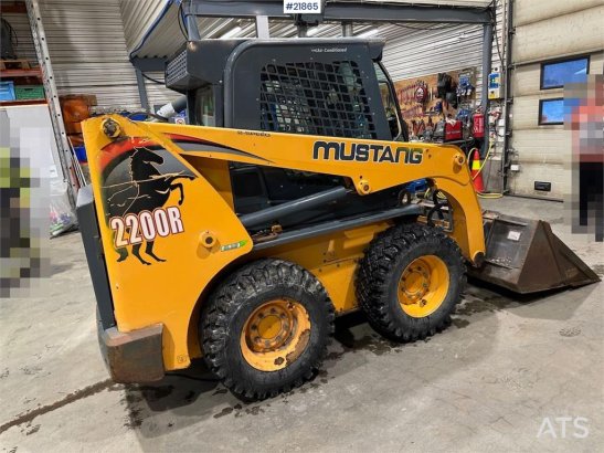 Mustang 220R compact loader w/leveling bucket and pallet f Mustang 220R compact loader w/leveling bucket and pallet f 2016...