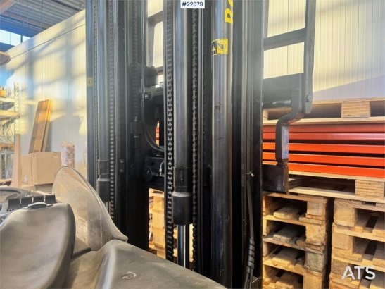 Rocla S16 reach truck with charger Rocla S16 reach truck with charger 2001 2 Forklift image 51