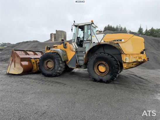 Liebherr L580 wheel loader with a gravel bucket, tooth buck L580 wheel loader with a gravel bucket, tooth buck 2006 2 Whee...