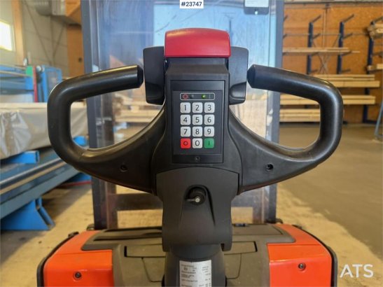 Linde SWE100 Pedestrian Pallet Stacker SWE100 Pedestrian Pallet Stacker 2015 2 Forklift image 6