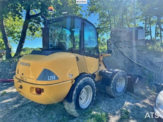 Volvo L25B Wheel Loader with Bucket and Pallet Forks L25B Wheel Loader with Bucket and Pallet Forks 2007 2 Wheel Loaders i...