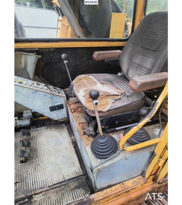 Åkerman H10 Excavator with Digging Bucket H10 Excavator with Digging Bucket 1983 2 Crawler Excavators image 6