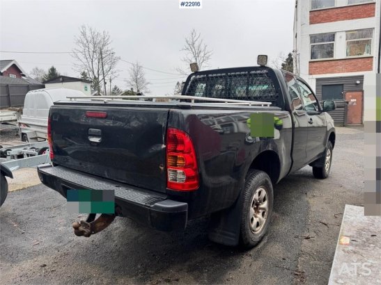 Toyota Hilux 4x4 van – 2 sets of tires! Hilux 4x4 van – 2 sets of tires! 2006 2 Small Vans image 6