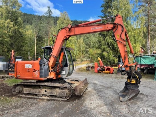 Hitachi ZX70 Excavator with Tiltrotator and 3 Buckets – On ZX70 Excavator with Tiltrotator and 3 Buckets – On 2004 2 Crawl...
