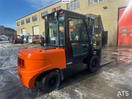 Doosan D55C-5 forklift 5.5 tons w/ 4.5 meter lift height Doosan D55C-5 forklift 5.5 tons w/ 4.5 meter lift height 2011 2 F...