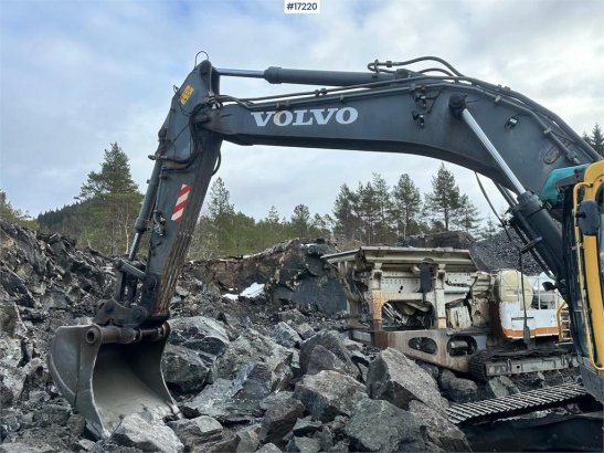 Volvo EC360 BLC Tracked excavator w/ digging bucket and 10058 2004 2 Crawler Excavators image 22