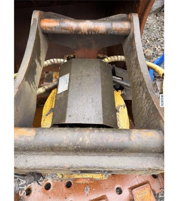 New Holland E265 Excavator with tooth bucket and defective rot E265 Excavator with tooth bucket and defective rot 2006 2 C...