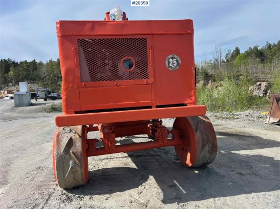 Brøyt X2 excavator w/bucket (Nostalgia!) Broyt X2 excavator w/bucket (Nostalgia!) 1963 2 Crawler Excavators image 37