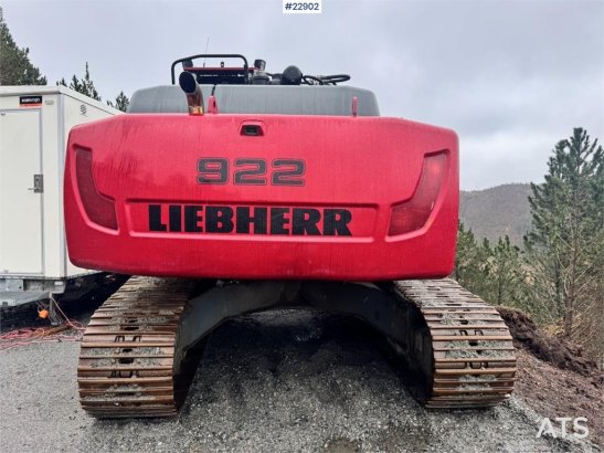 Liebherr R922 crawler excavator with digging bucket and 201 R922 crawler excavator with digging bucket and 201 2014 2 Craw...