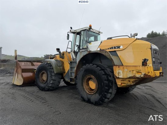 Liebherr L580 wheel loader with a gravel bucket, tooth buck L580 wheel loader with a gravel bucket, tooth buck 2006 2 Whee...