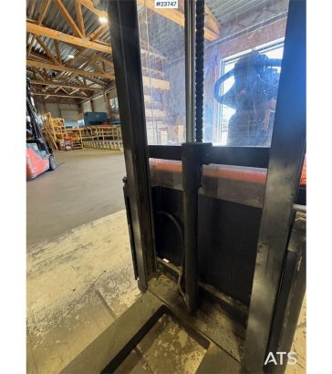 Linde SWE100 Pedestrian Pallet Stacker SWE100 Pedestrian Pallet Stacker 2015 2 Forklift image 7