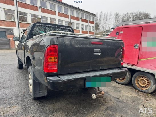 Toyota Hilux 4x4 van – 2 sets of tires! Hilux 4x4 van – 2 sets of tires! 2006 2 Small Vans image 7