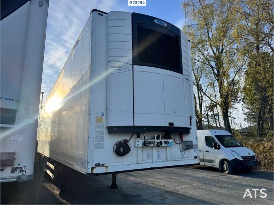 Schmitz box semi-trailer with fridge/freezer unit – load b Schmitz Cargobull box semi-trailer with fridge/freezer unit – l...