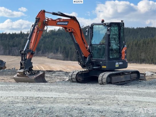 Doosan DX50Z-7 mini excavator – 3 buckets – swing boom – Doosan DX50Z-7 mini excavator – 3 buckets – swing boom – 2022 2 i...