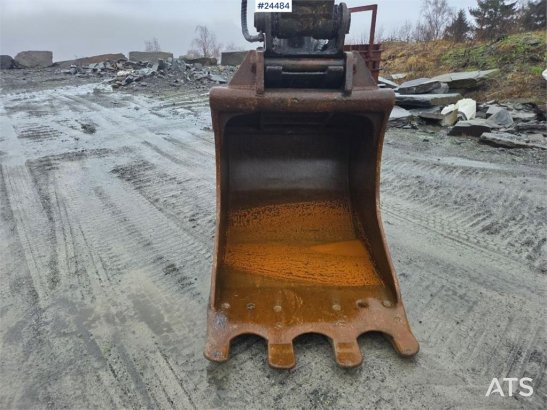 Komatsu PC210LC-11 Excavator with OilQuick quick coupler a PC210LC-11 Excavator with OilQuick quick coupler a 2022 2 Crawl...