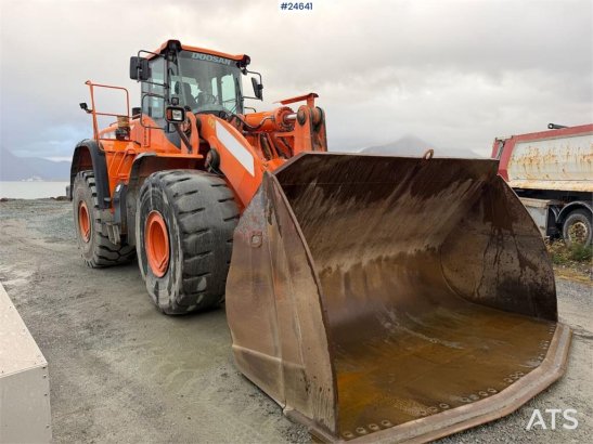 Doosan DL550-5 wheel loader with scale, bucket, and new t Doosan DL550-5 wheel loader with scale, bucket, and new t 2015 2...