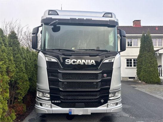 Scania R660 6x4 Asphalt Truck with Carnehl Asphalt Traile R660 6x4 Asphalt Truck with Carnehl Asphalt Traile 2022 2 Tipper...