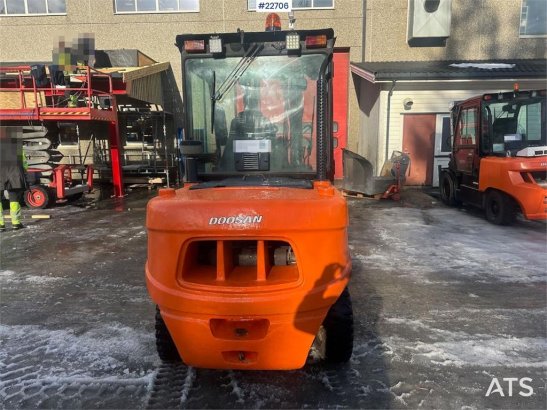 Doosan D55C-5 forklift 5.5 tons w/ 4.5 meter lift height Doosan D55C-5 forklift 5.5 tons w/ 4.5 meter lift height 2011 2 F...