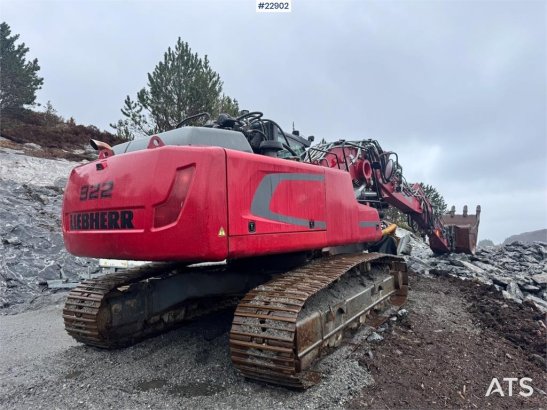 Liebherr R922 crawler excavator with digging bucket and 201 R922 crawler excavator with digging bucket and 201 2014 2 Craw...