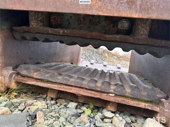 VTN FB250 crusher bucket w/ S70 attachment. VTN FB250 crusher bucket w/ S70 attachment. 2007 2 image 8