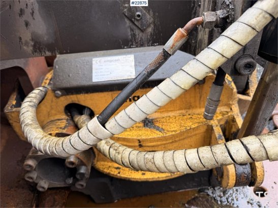 New Holland E265 Excavator with tooth bucket and defective rot E265 Excavator with tooth bucket and defective rot 2006 2 C...