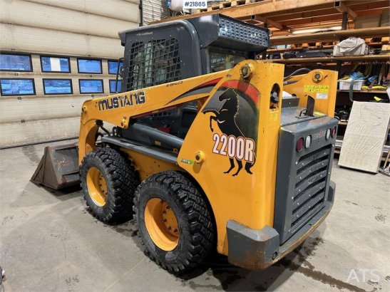 Mustang 220R compact loader w/leveling bucket and pallet f Mustang 220R compact loader w/leveling bucket and pallet f 2016...
